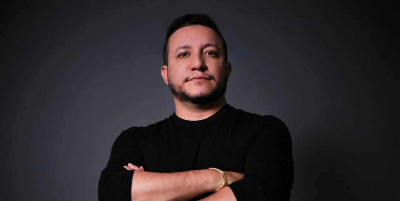 André Oliveira, fundador da CredFácil, de braços cruzados